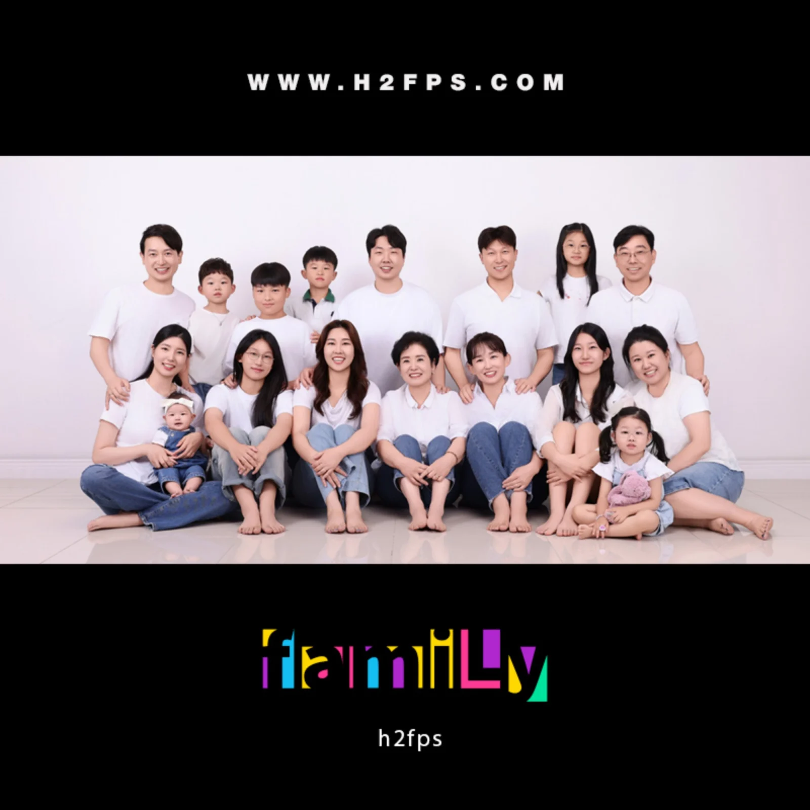바닥에 앉은 줄과 뒤에 선 줄의 흰 티셔츠 대가족 가족사진에 로고를 넣은 이미지