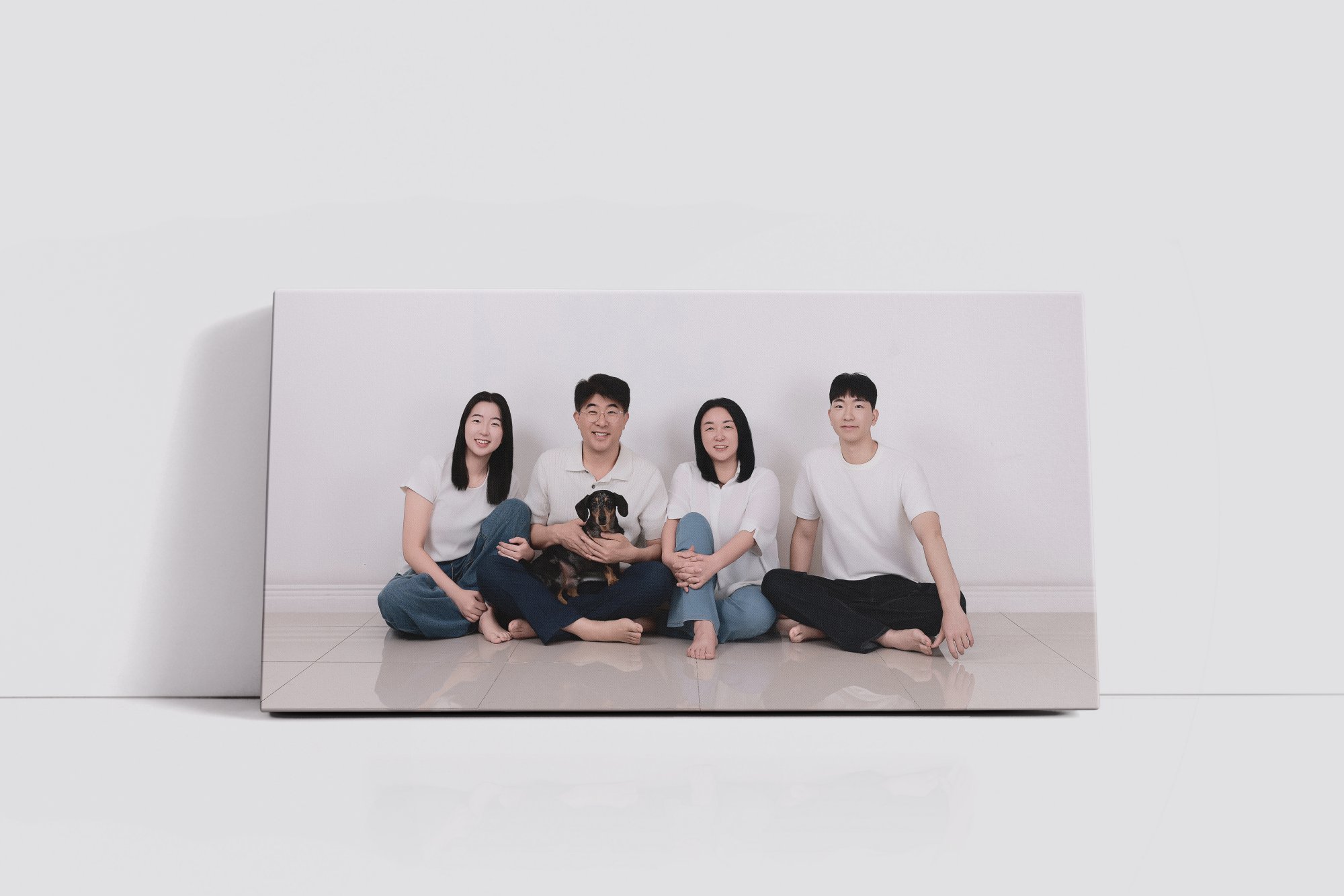 바닥에 앉아 닥스훈트를 안은 네 명의 개족사진을 넣은 가로 캔버스