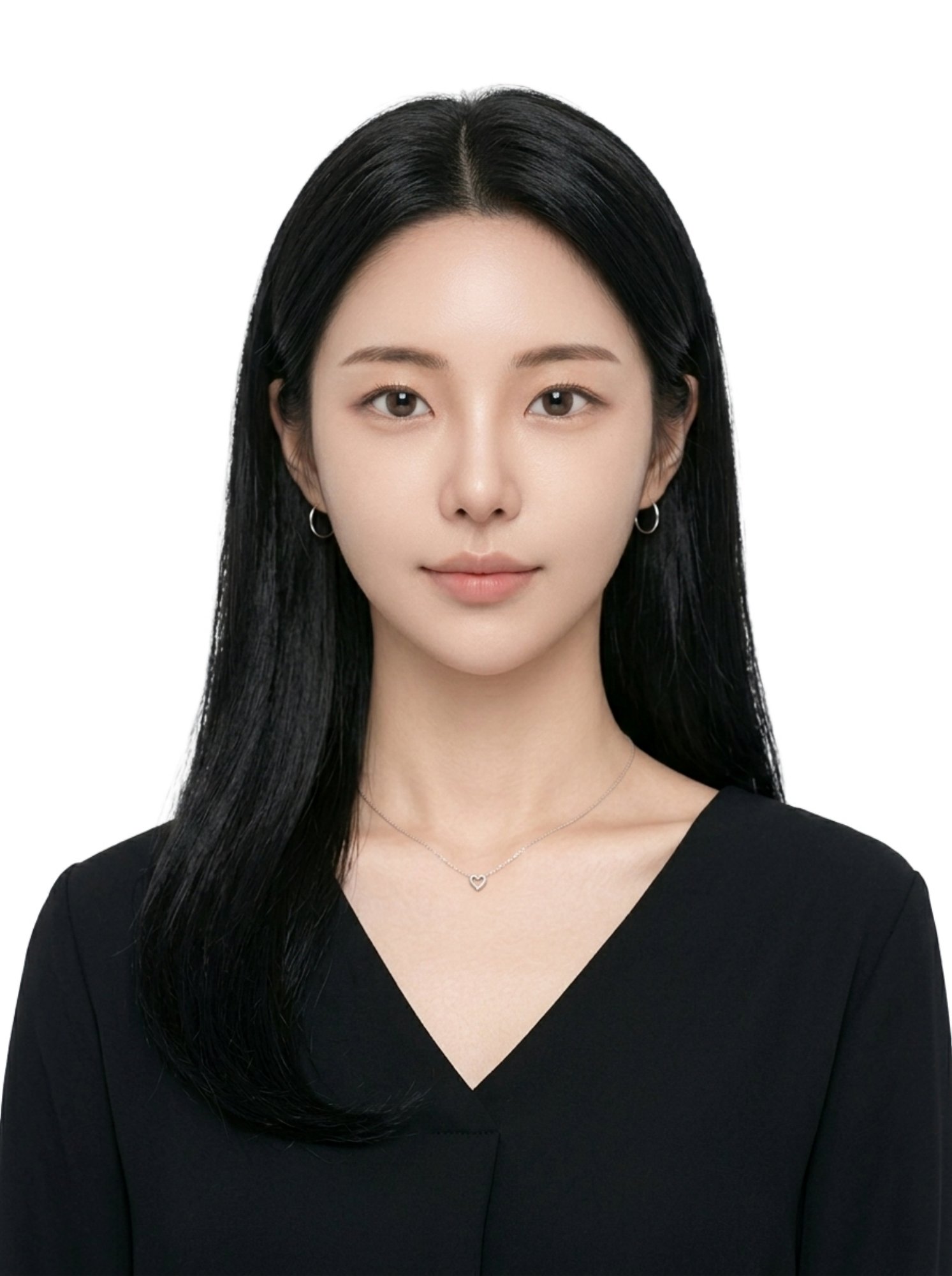 긴 생머리에 검은 브이넥 상의와 하트 목걸이를 한 흰 배경 증명사진