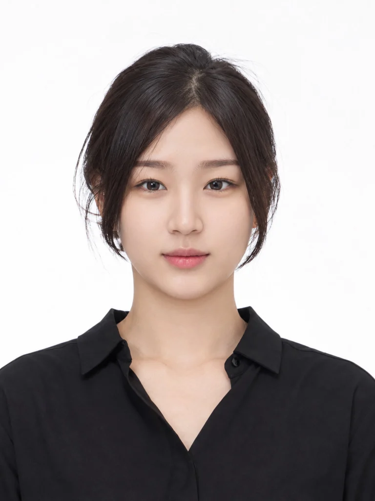 증명사진 · 머리를 묶고 검정 블라우스를 입은 모습 · 이층사진관