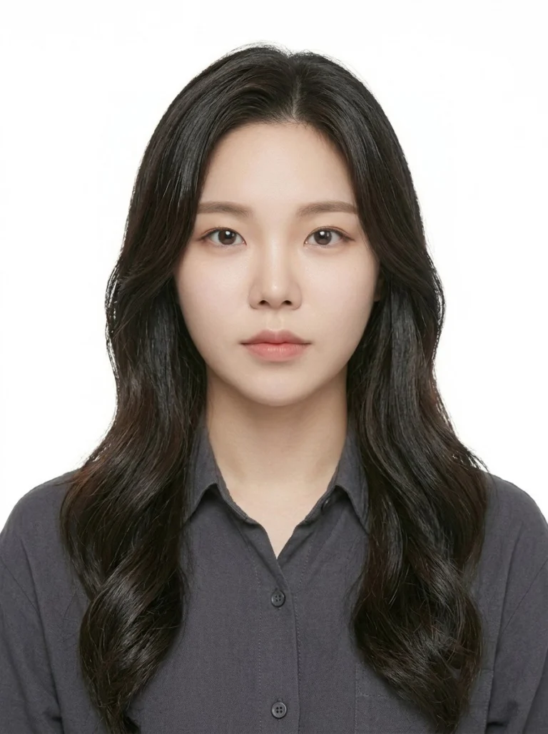 증명사진 · 검은 웨이브 머리에 회색 셔츠를 입은 모습 · 이층사진관