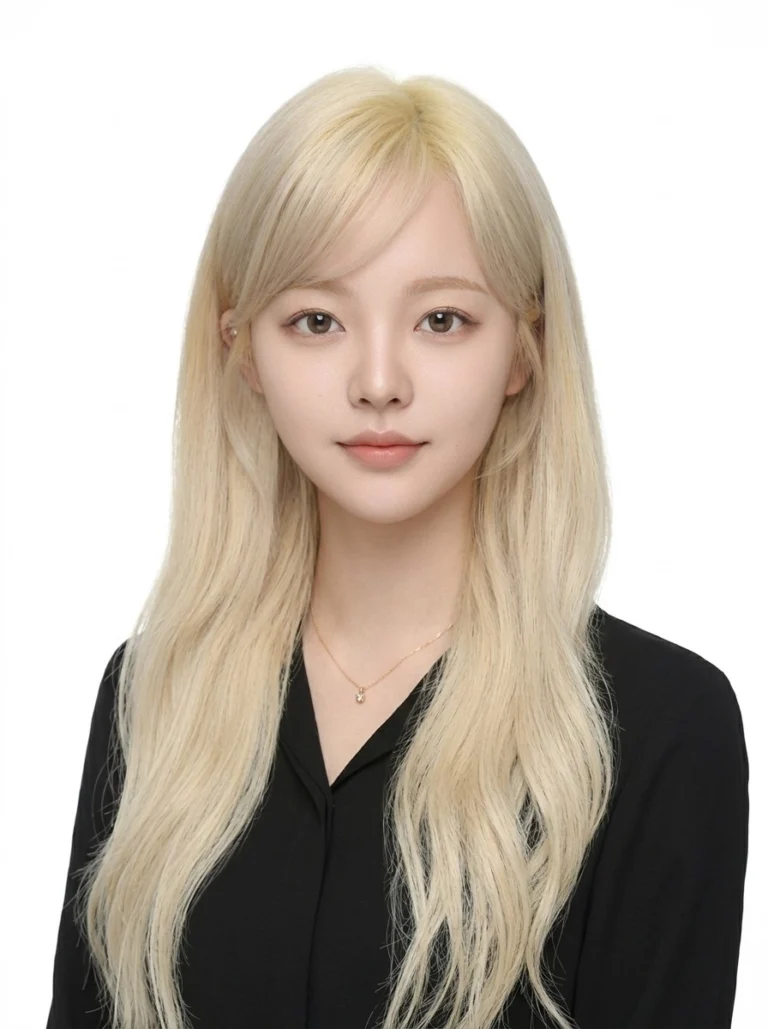 밝은 금발 긴 머리에 검은 셔츠와 가는 목걸이를 한 흰 배경 증명사진