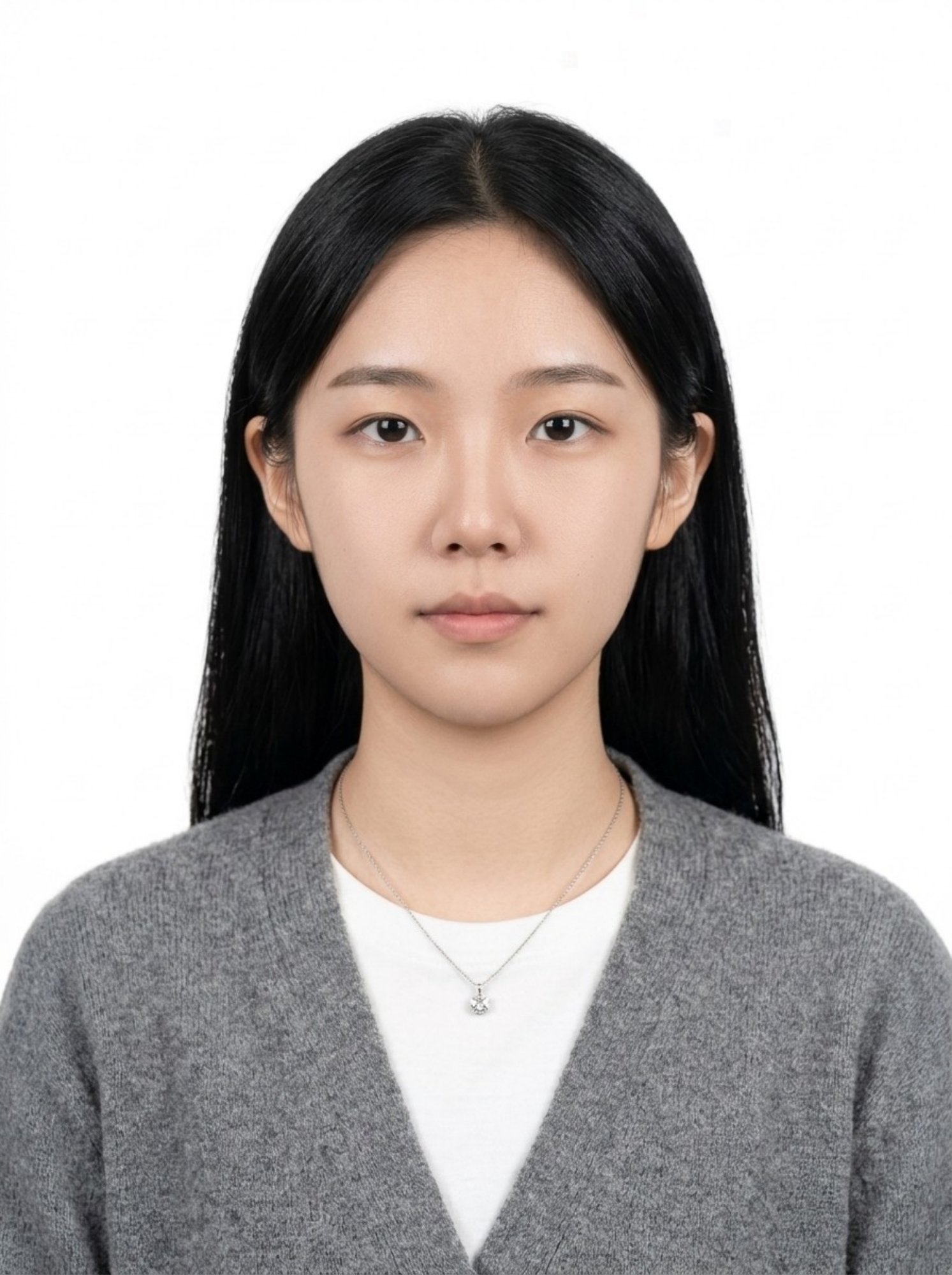 긴 생머리에 회색 카디건과 흰 티셔츠, 목걸이를 한 인물의 흰 배경 증명사진