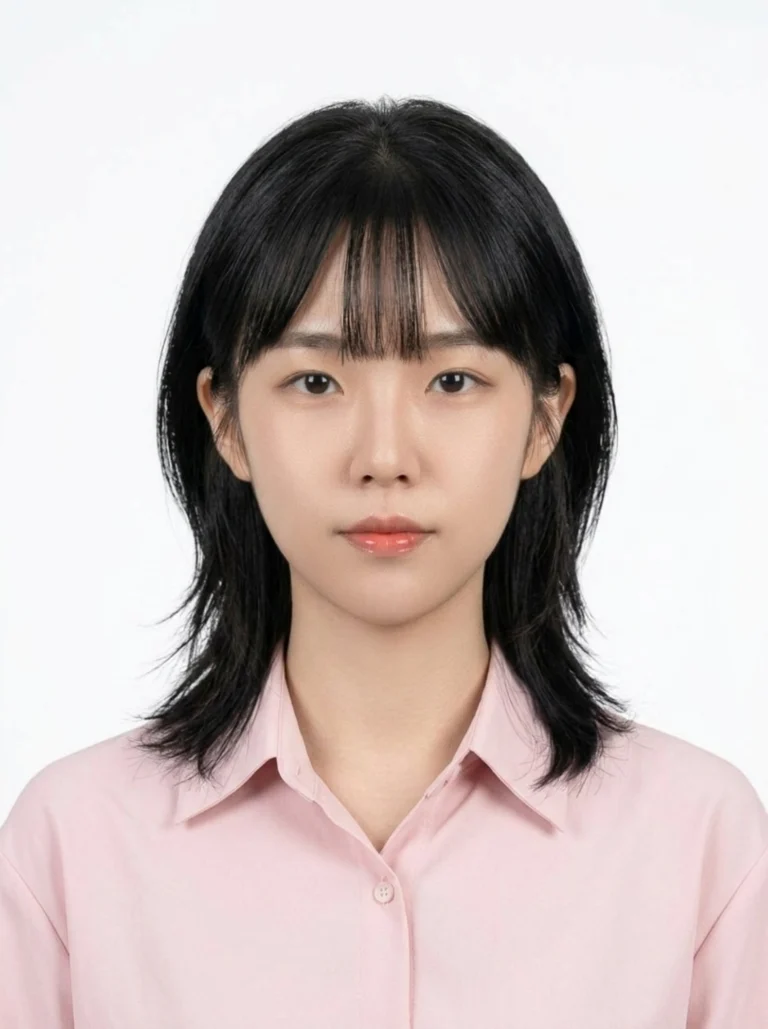 흰 배경에서 앞머리 있는 층진 단발에 분홍 셔츠를 입은 증명사진