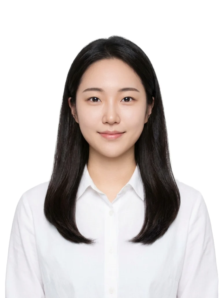 어깨 아래 생머리에 흰 셔츠를 입고 옅게 웃는 인물의 흰 배경 증명사진
