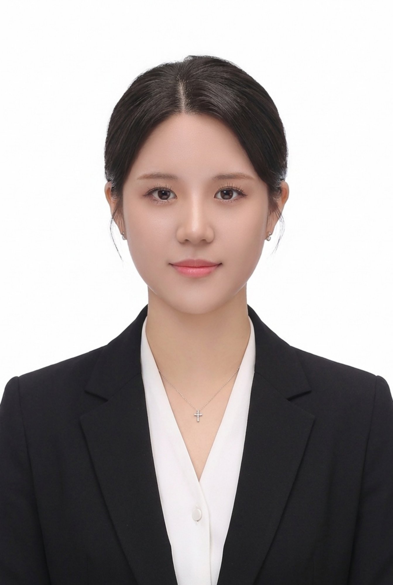 머리를 뒤로 넘겨 묶고 검은 재킷과 십자가 목걸이를 한 흰 배경 증명사진