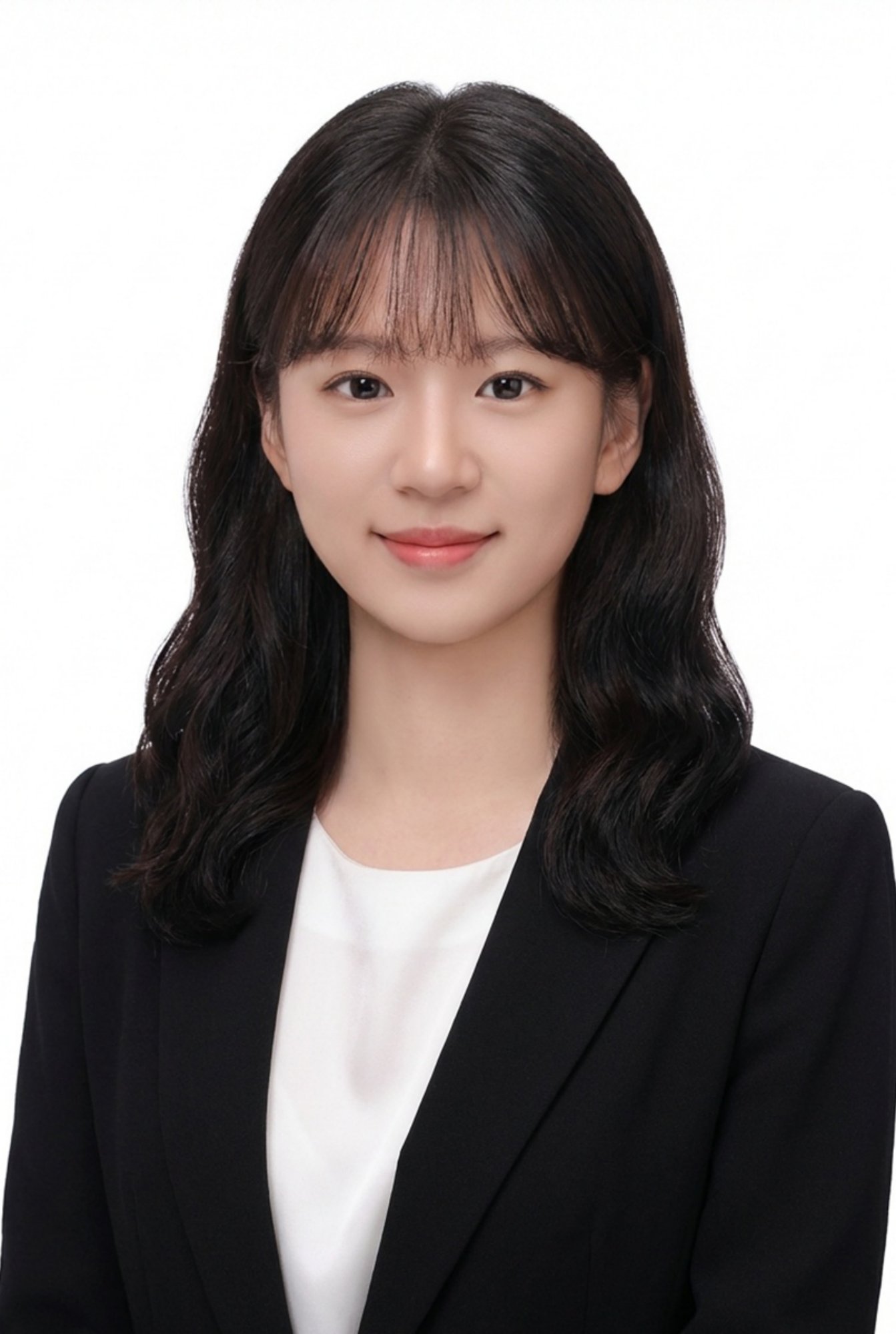 앞머리 있는 웨이브 머리에 검은 재킷과 흰 상의를 입은 흰 배경 증명사진