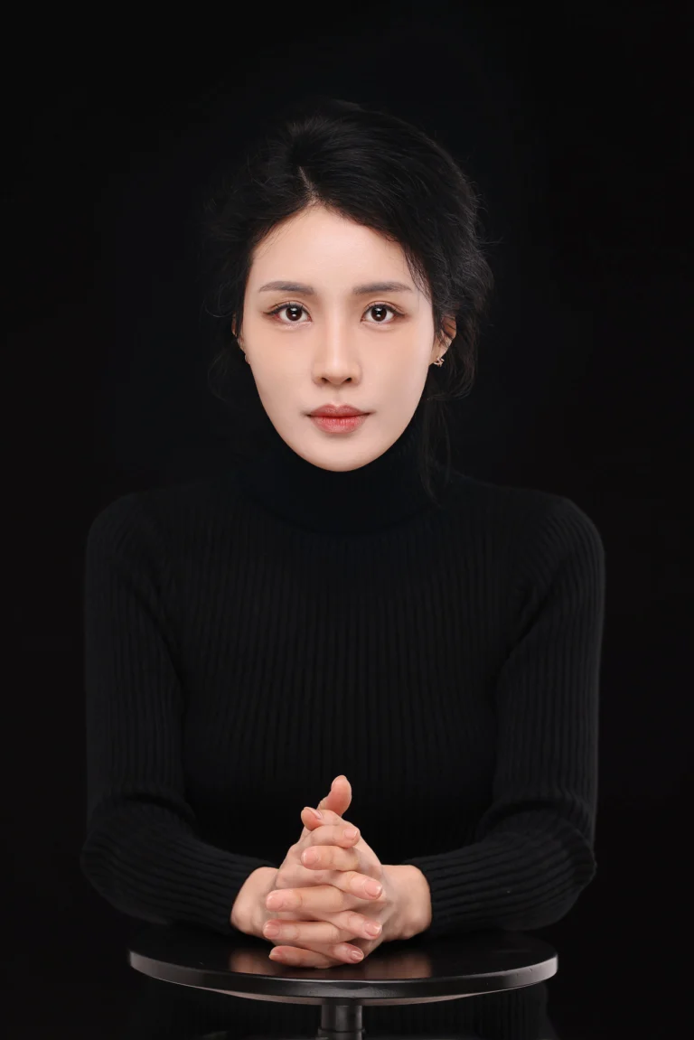 프로필 · 손을 모은 검정 터틀넥 여성 · 이층사진관