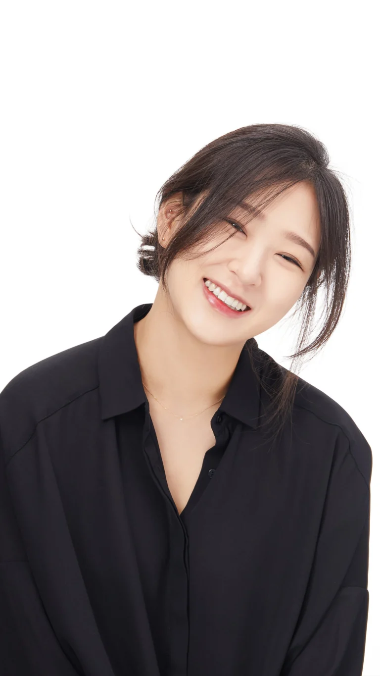 프로필 · 눈웃음 짓는 검정 셔츠 여성 · 이층사진관