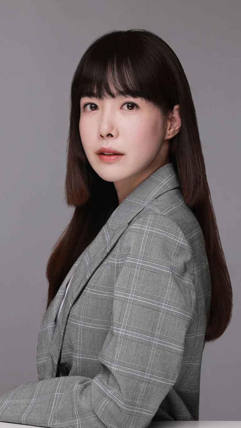 프로필 · 체크 재킷을 입은 여성 · 이층사진관